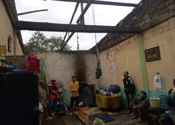 Hujan Lebat Disertai Angin Kencang, 3 Rumah Warga di Arul Kumer Rusak