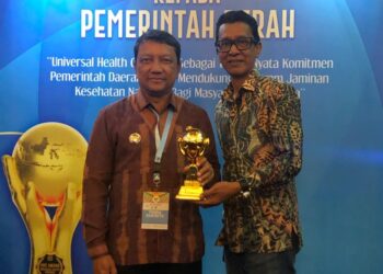 Pj Bupati Aceh Tengah Terima Penghargaan UHC dari Menkes RI