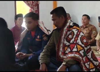 Sepakat Berdamai, Petugas Damkar dan Warga Ketol Jalani Ritual Adat