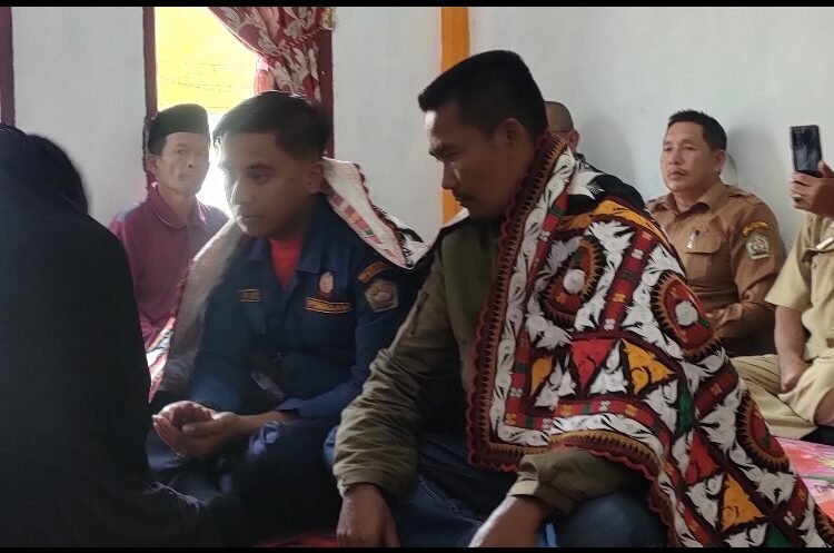 Sepakat Berdamai, Petugas Damkar dan Warga Ketol Jalani Ritual Adat