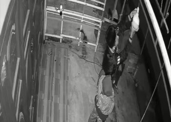 Terekam CCTV, Tiga Pemuda ini Curi Bola Lampu di Jalan Lintang