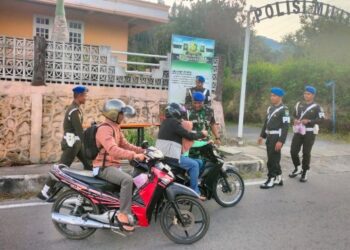 Subdenpom IM/1-5 Takengon Bagi Bagi Takjil di Jalan Raya