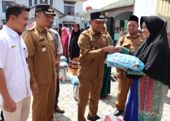 Ratusan Warga Kemili Serbu Kantor Reje, Tebus Paket Sembako “Bazar Pangan”
