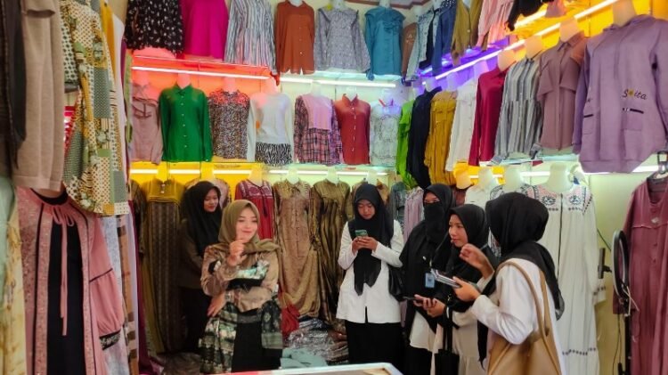 Selain Offline, Yulia Kasih Manfaatkan Medsos Jualan Baju Lebaran