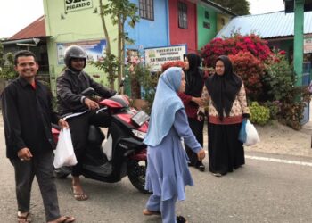 Semarak Ramadhan, SLB Pegasing Bagi Bagi Takjil di Jalan Raya