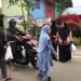 Semarak Ramadhan, SLB Pegasing Bagi Bagi Takjil di Jalan Raya
