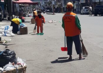 Usai Sholat Idul Fitri, Petugas Kebersihan Tuntaskan Sampah