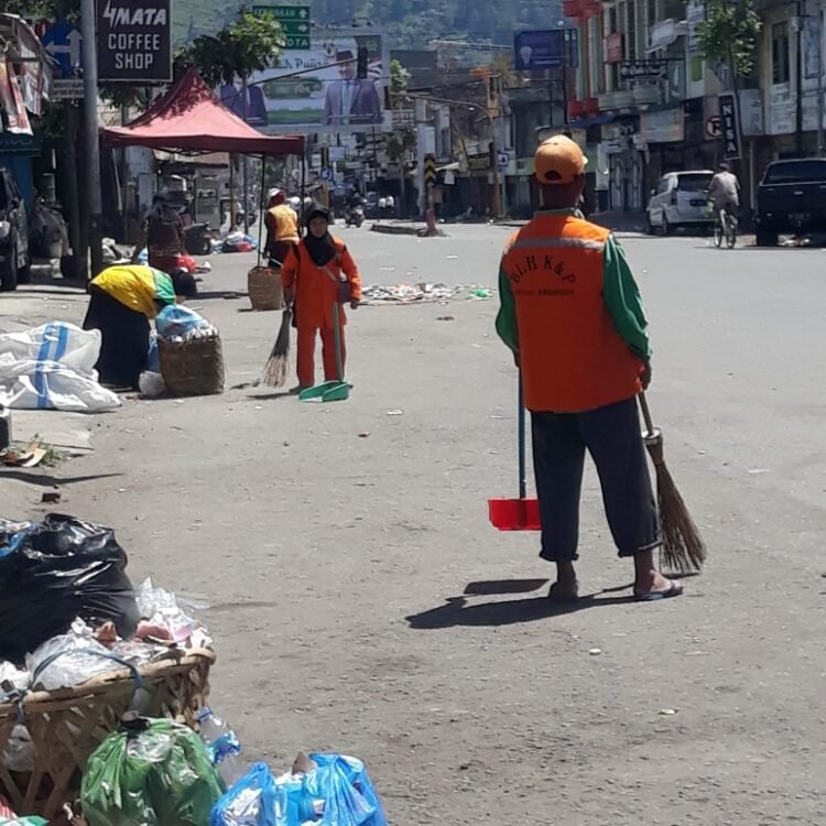 Usai Sholat Idul Fitri, Petugas Kebersihan Tuntaskan Sampah