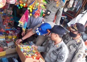 Satpol PP Aceh Tengah Sita Ratusan Petasan dari Pedagang