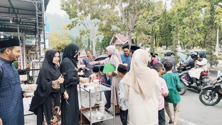 Gabungan Organisasi Wanita Aceh Tengah Bagikan Seribuan Takjil