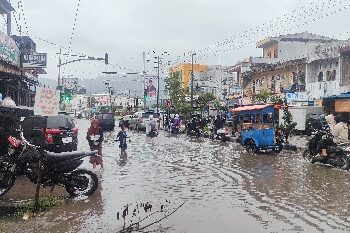 Air Tergenang, Pengendara Kesulitan Melintas di Kawasan Lemah Bebesen