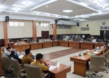 Warga Gunung Suku Geruduk DPRK, Minta Reje Kembalikan Uang Desa Rp130 Juta