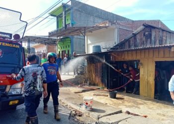 Kios Kelontong di Mes Time Ruang Terbakar