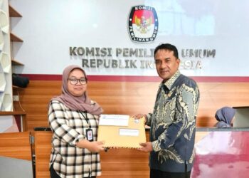 Muchsin Hasan Serahkan Berkas Komisioner KIP Terpilih ke KPU RI
