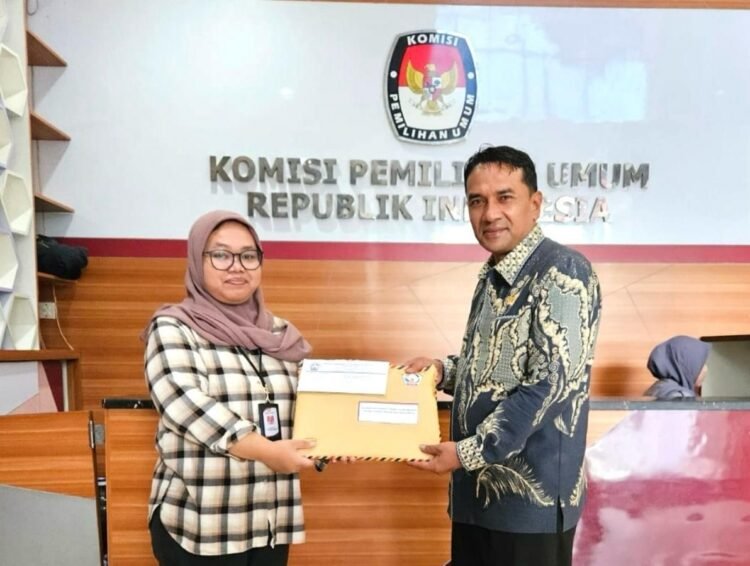 Muchsin Hasan Serahkan Berkas Komisioner KIP Terpilih ke KPU RI