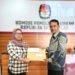 Muchsin Hasan Serahkan Berkas Komisioner KIP Terpilih ke KPU RI