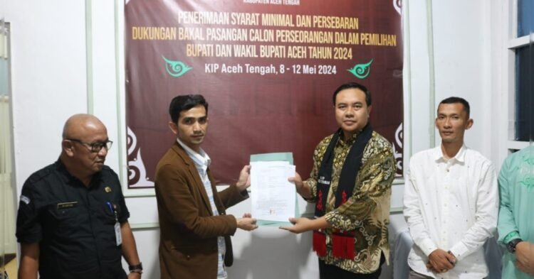 Paslon Irmansyah dan Azza Afri Saufa Serahkan Berkas Dukungan ke KIP Aceh Tengah