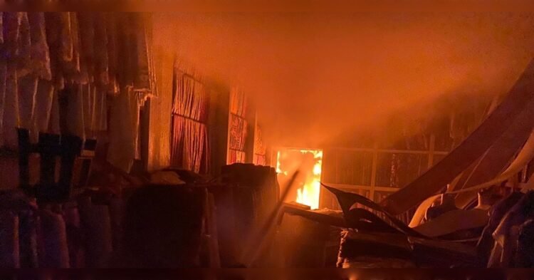 Toko Vogue Texstile di Jalan Sengeda Terbakar