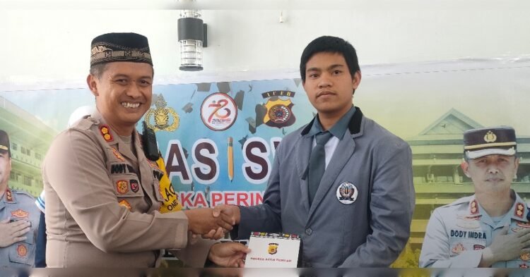 Dua Pelajar Terima Beasiswa dari Polres Aceh Tengah