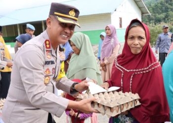 Masyarakat Rusip Sumringah Terima Paket Sembako dari Polisi 