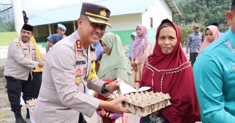 Masyarakat Rusip Sumringah Terima Paket Sembako dari Polisi