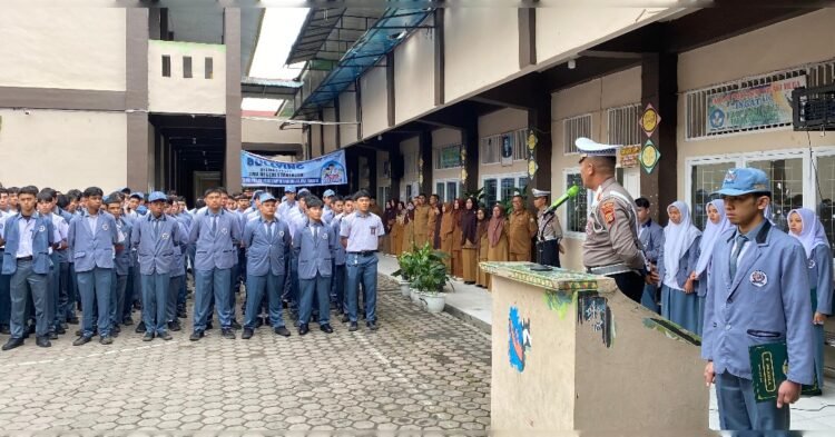 Kasat Lantas Sosialisasikan Tertib Berlalulintas di SMAN 1 Takengon
