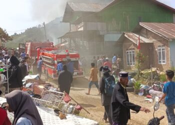 Kebakaran Hebat Landa Kampung Tebuk, Sejumlah Rumah Hangus
