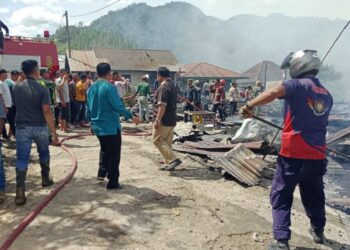 Kebakaran Hebat di Kampung Tebuk, 10 Unit Rumah Hangus