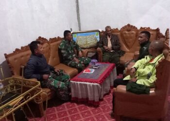 Satgas TMMD Jalin Kebersamaan Lewat Komsos di Desa Kemenyen