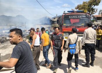Sigap! Polsek Pegasing, TNI dan Warga Turut Serta Padamkan Kobaran Api di Kampung Tebuk