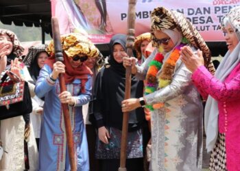Hidupkan Warisan Budaya, Ketua Dekranasda Aceh Dukung Pengrajin Kampung Toweren