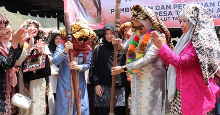 Hidupkan Warisan Budaya, Ketua Dekranasda Aceh Dukung Pengrajin Kampung Toweren