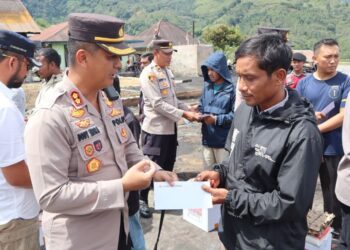 Kapolres Aceh Tengah Salurkan Bantuan untuk Korban Kebakaran Kampung Tebuk