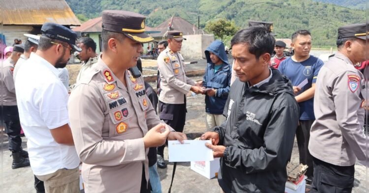 Kapolres Aceh Tengah Salurkan Bantuan untuk Korban Kebakaran Kampung Tebuk