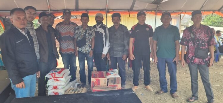 Relawan “Pong Sede” Salurkan Bantuan untuk Korban Kebakaran di Kampung Tebuk