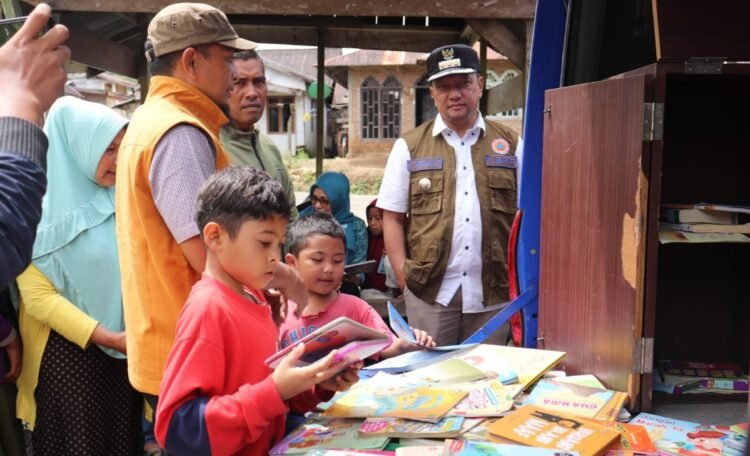 Mirzuan Serahkan Bantuan Pasca Kebakaran di Kampung Tebuk
