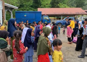 LSM LIPGA dan PROSAT Hibur Korban Kebakaran di Tebuk dengan Games dan Doorprize 