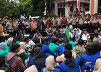 Mahasiswa Geruduk DPRK Aceh Tengah, Fitriana Mugie: Kami Siap Tampung Aspirasi 