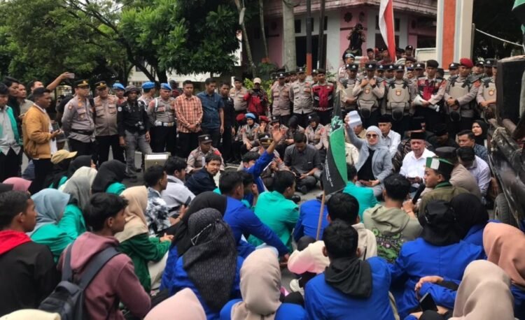 Mahasiswa Geruduk DPRK Aceh Tengah, Fitriana Mugie: Kami Siap Tampung Aspirasi