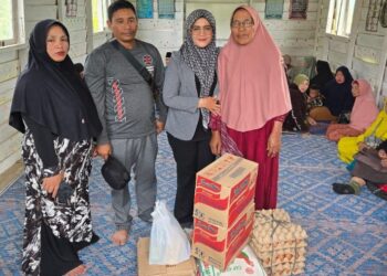 Agustina Serahkan Bantuan untuk Korban Kebakaran di Kelupak Mata