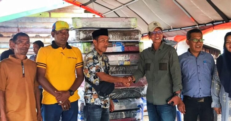 Dinkes Aceh Tengah Salurkan Bantuan Sandang untuk Korban Kebakaran di Tebuk