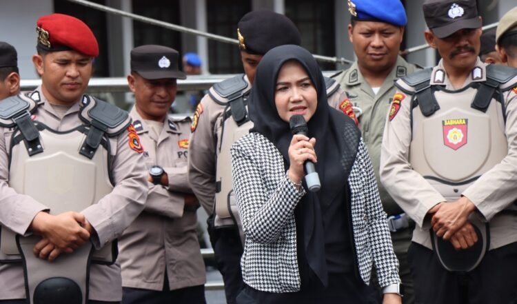 Temui Massa, Agustina Harap Polemik PDAM dan BPRS Segera Tuntas