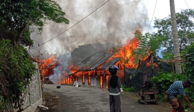 Breaking News: Kebakaran di Kampung Weh Nongkal, Tiga Rumah Dikabarkan Hangus