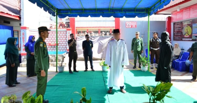 7 Terpidana Judi dan Sabung Ayam di Aceh Tengah Jalani Hukuman Cambuk