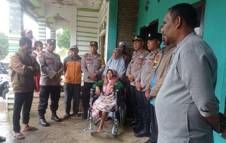 Polres Aceh Tengah Serahkan Bantuan Kursi Roda untuk Lansia di Celala