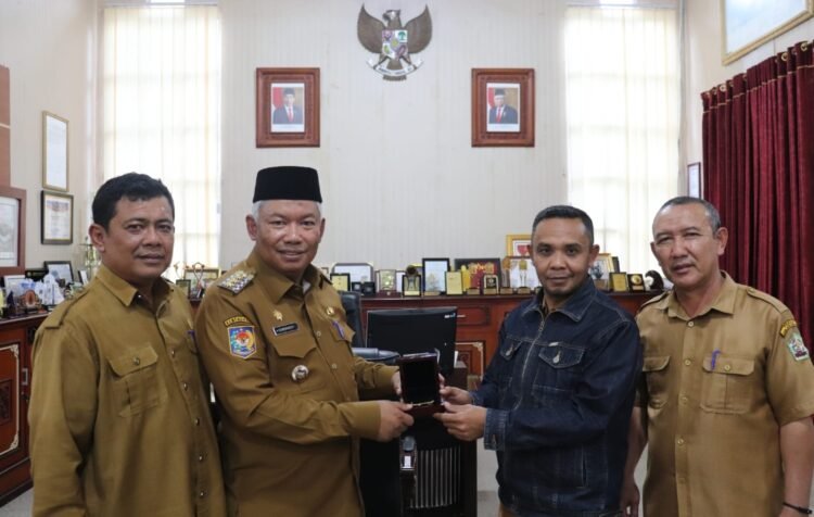 Subhandhy Serahkan Bungong Jaroe, Pahlawan Perintis Alm. Ali Jawa Diganjar Penghargaan