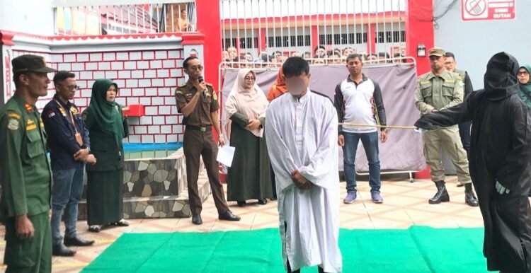 Tiga Pelaku Judi Online di Aceh Tengah Dicambuk 