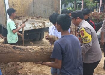 Personel Polres Aceh Tengah Gotong Royong di Lokasi Banjir Bandang Rusip Antara