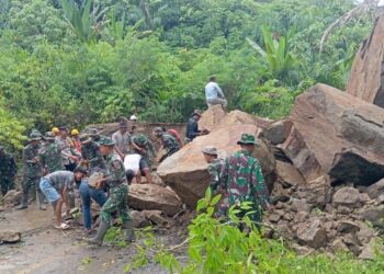 Prajurit Yonif 114/Satria Musara Bersihkan Longsoran di Jalan Takengon – Pameu, Akses Jalan Kembali Pulih