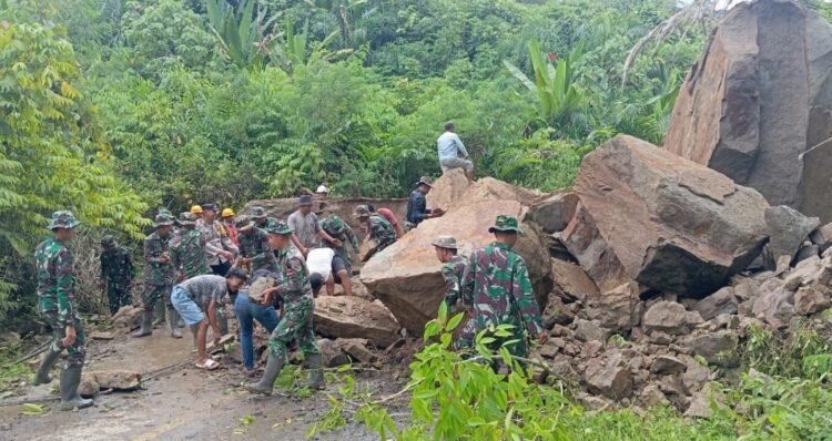 Prajurit Yonif 114/Satria Musara Bersihkan Longsoran di Jalan Takengon – Pameu, Akses Jalan Kembali Pulih